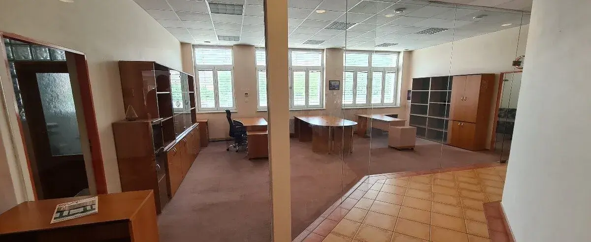 reprezentativní kancelář se zasedačkou