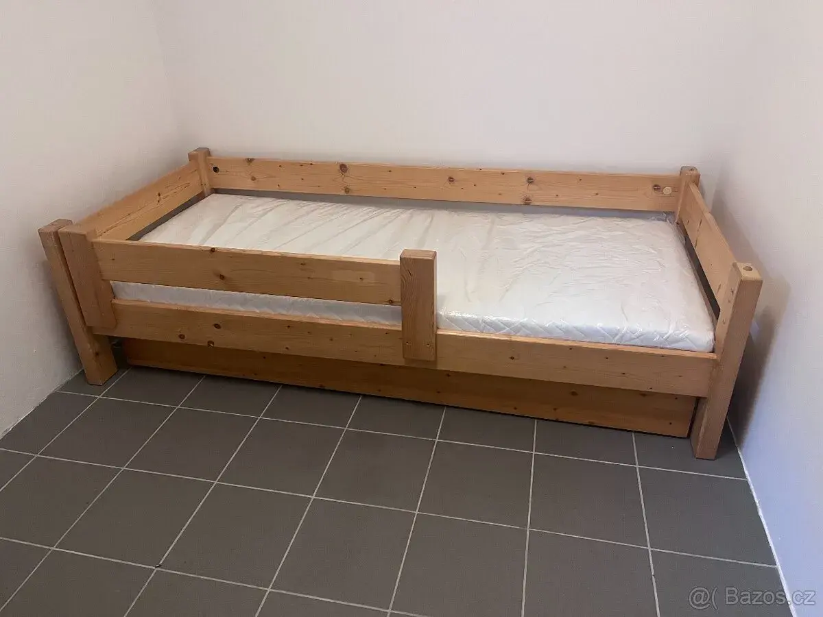 Postel z masivu rozkládací s matracemi