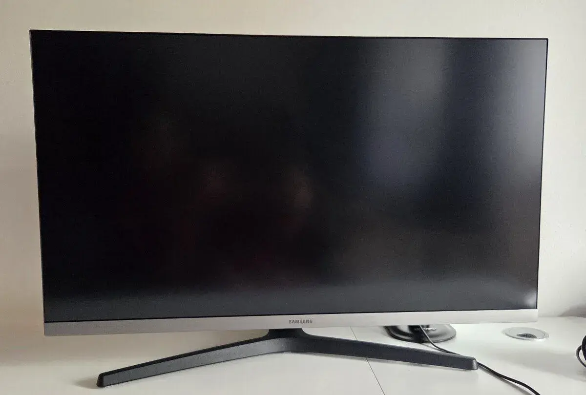 Samsung UR55 28″ 4K IPS – bez mrtvých pixelů