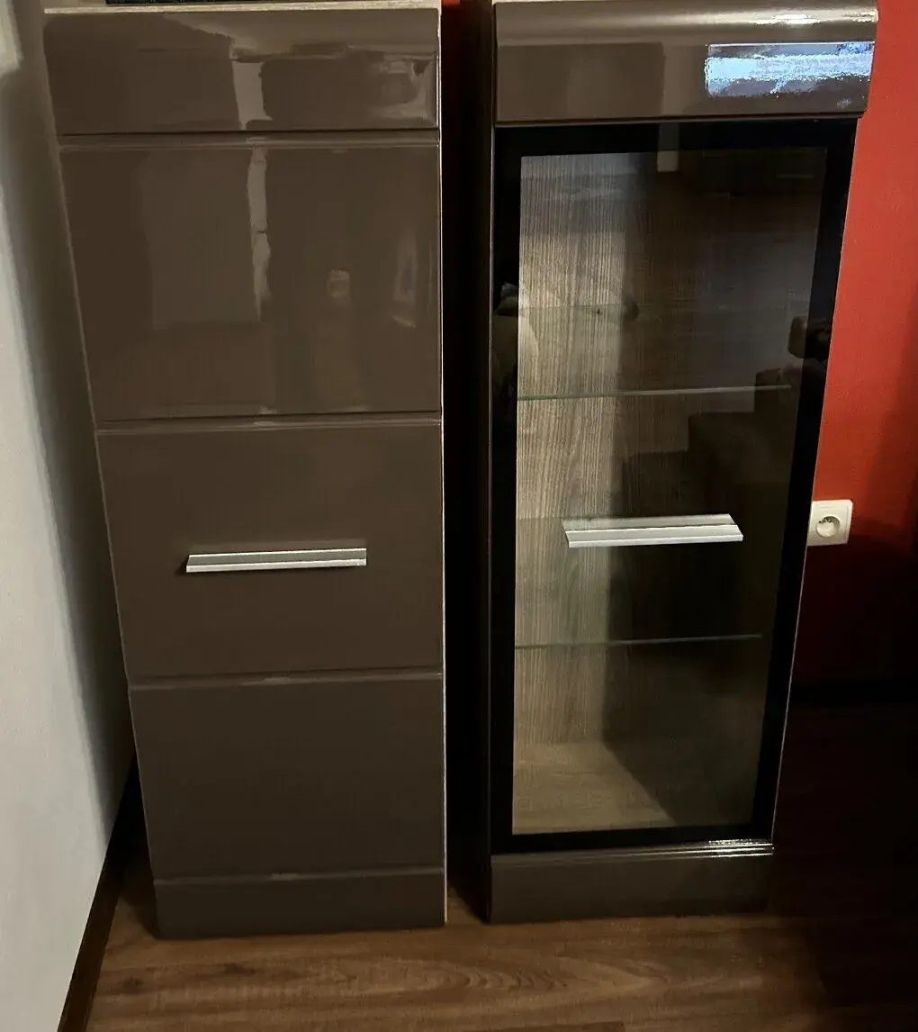2 závěsné skříňky, lze i postavit na zem