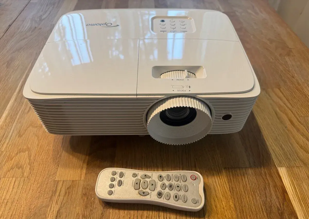 Full HD projektor Optoma HD27e + nástěnný držák
