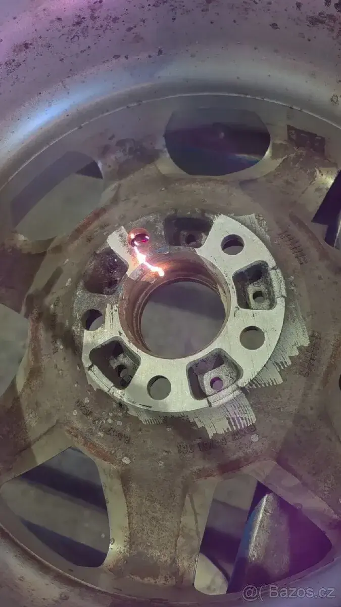 Mobilní laserové čištění povrchů