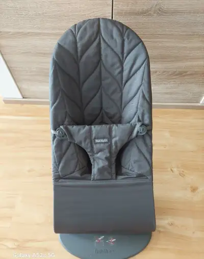 Lehátko Babybjörn šedá nebo khaki