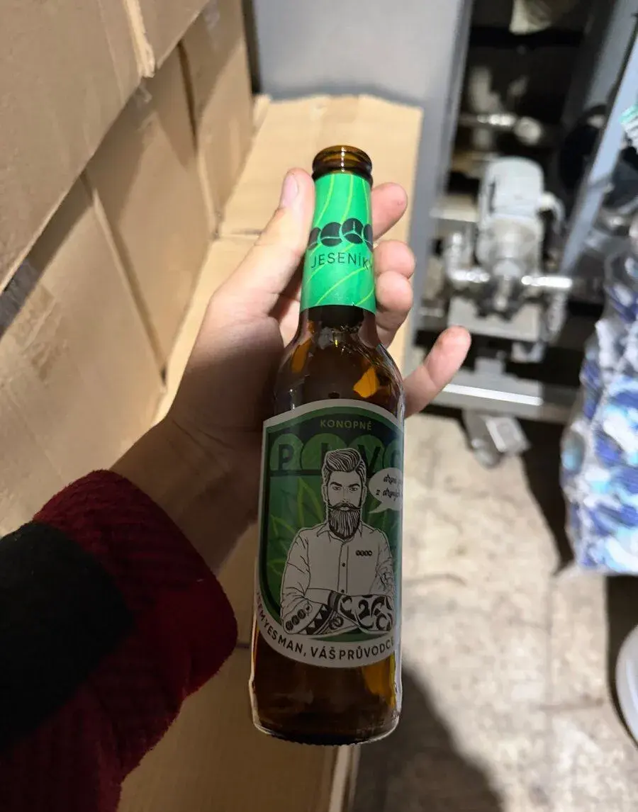 Skleněné láhve 0,33 l na pivo / mošty – 1100+ ks k umytí