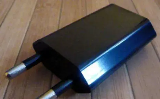 Univerzální USB síťový nabíjecí adaptér - černý