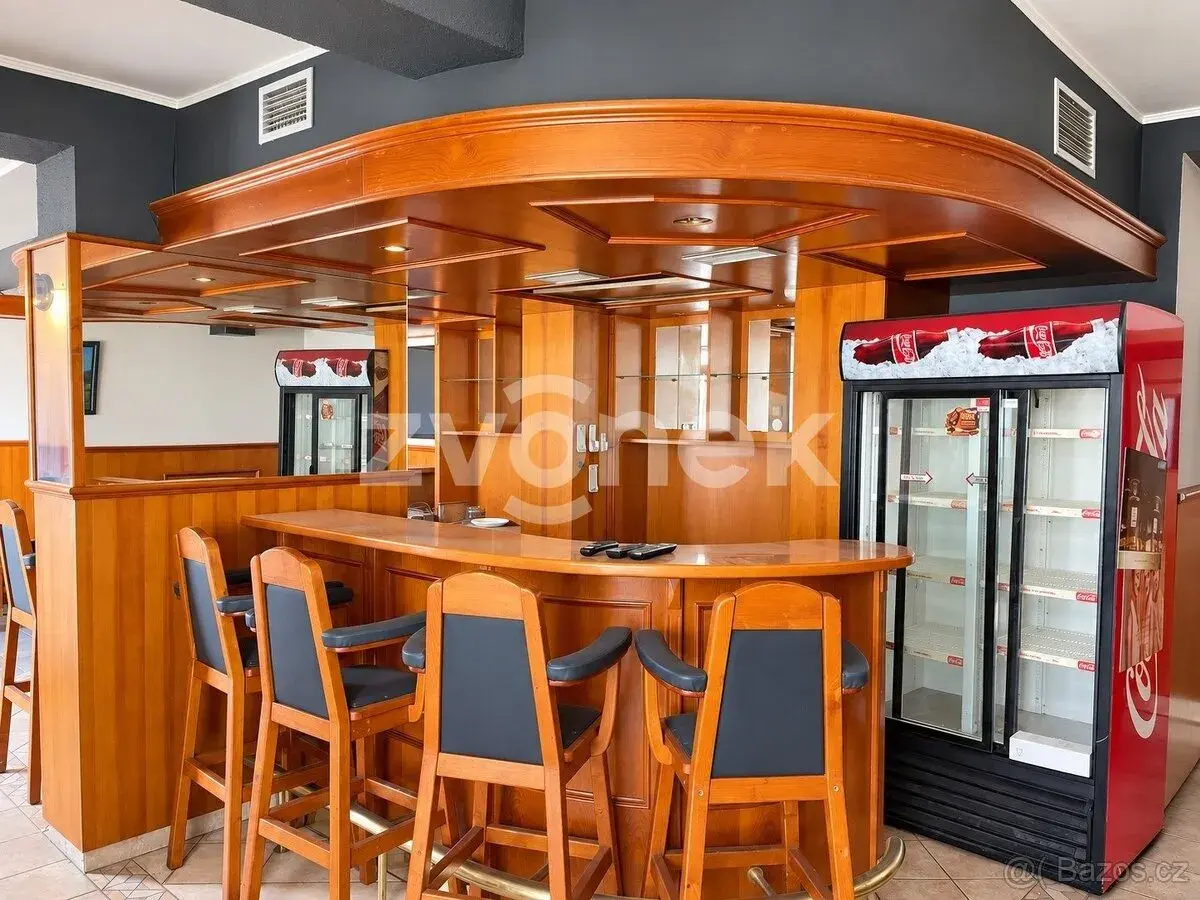Pronájem vybavené restaurace 165 m² se salonky a sklípkem v