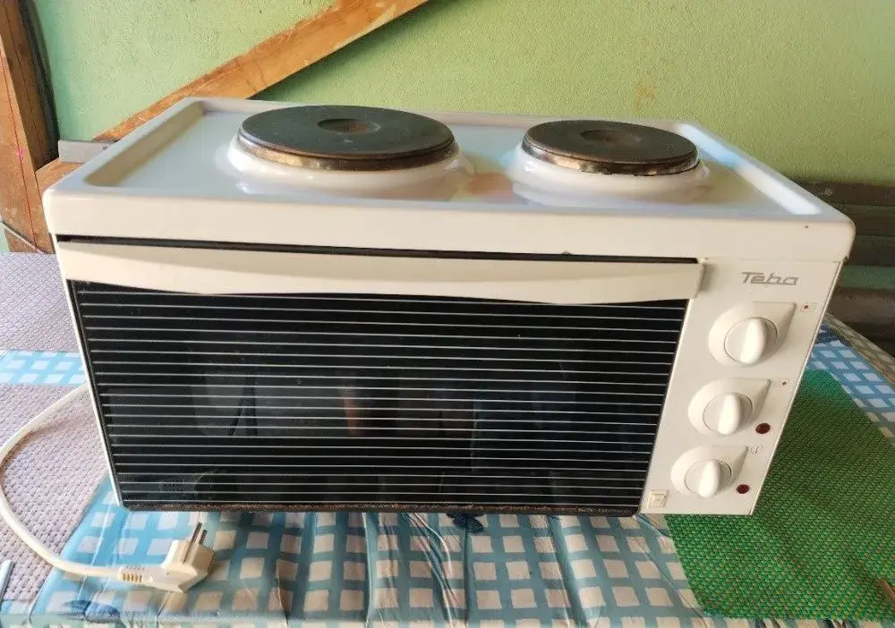Elektrická trouba s plotýnkami