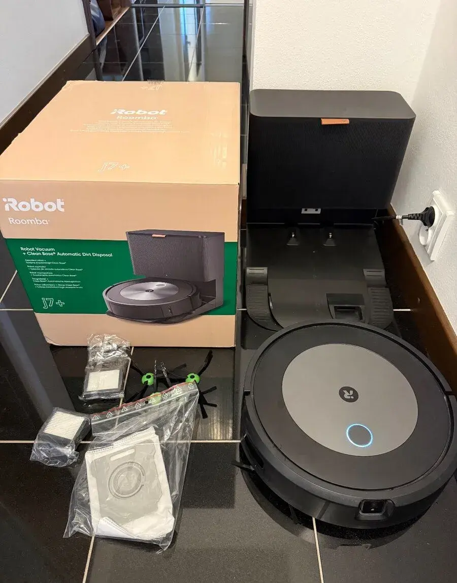 iRobot Roomba j7+ (j7558) + základna Clean Base