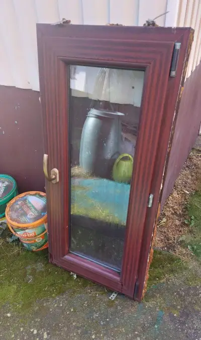 Plastová okna mahagon – 14 ks, dvojsklo, žaluzie, sítě