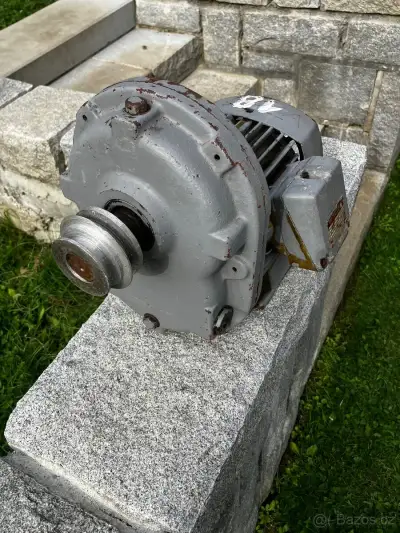 Elektromotor s převodovkou