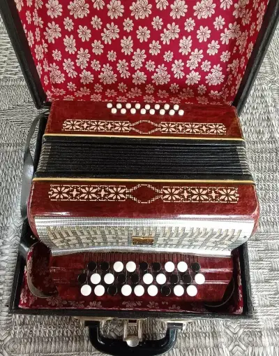 Retro dětská harmonika z 80 let