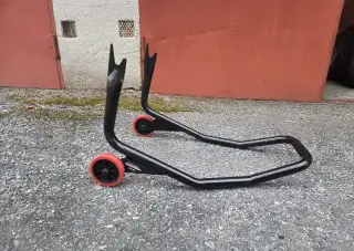 Zadní stojan na motorku