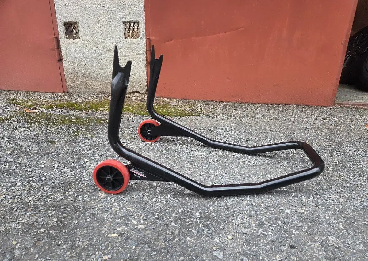 Zadní stojan na motorku