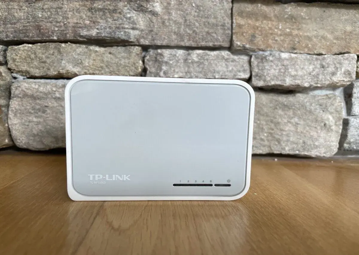 2x Switch TP-Link TL-SF1005D, 100Mbit