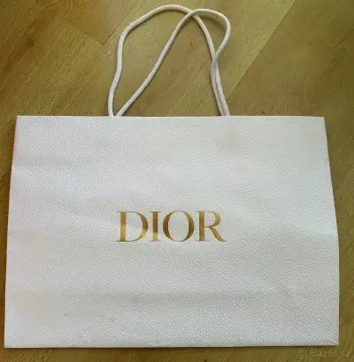 Papírové tašky značky DIOR
