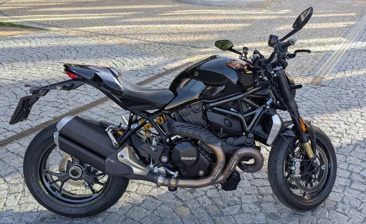 Ducati Monster 1200R Thrilling Black