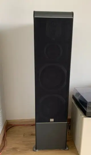 jeden JBL ES90 Black jako středový