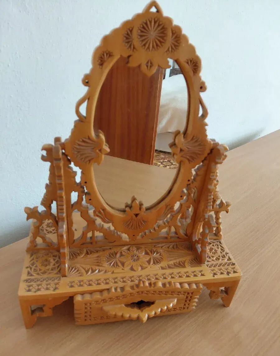 Toaletka nebo šperkovnice