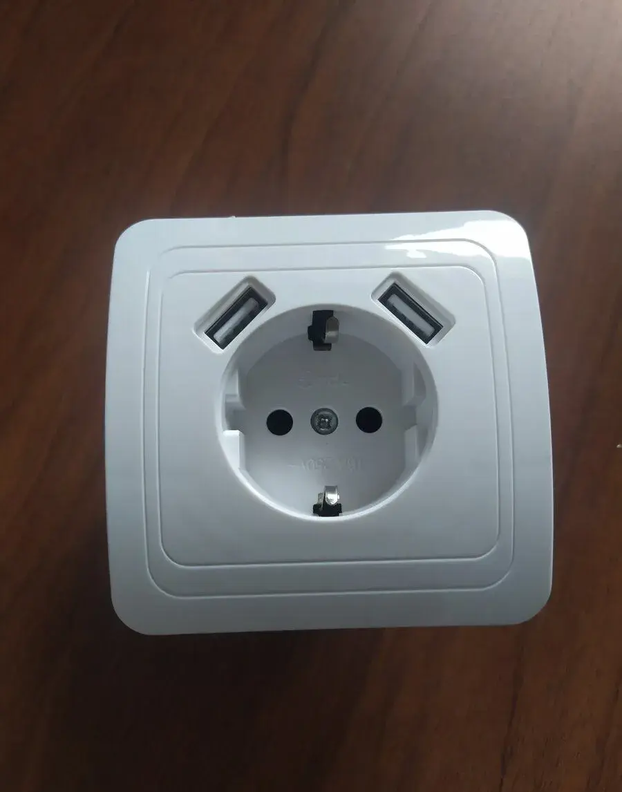 Zásuvka 230 V s USB nabíjením