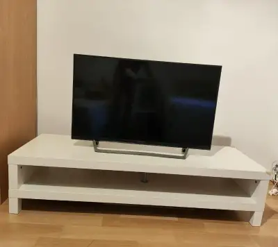 Bílý TV stolek