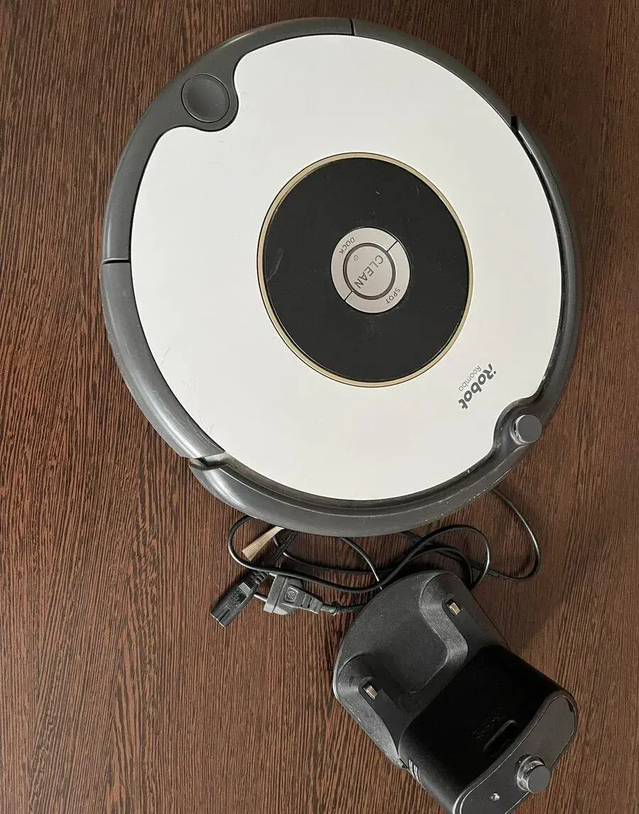 Robotický vysavač iRobot Roomba 605 černý