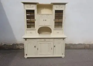 STAROŽITNÁ KREDENC PO CELKOVÉ RENOVACI