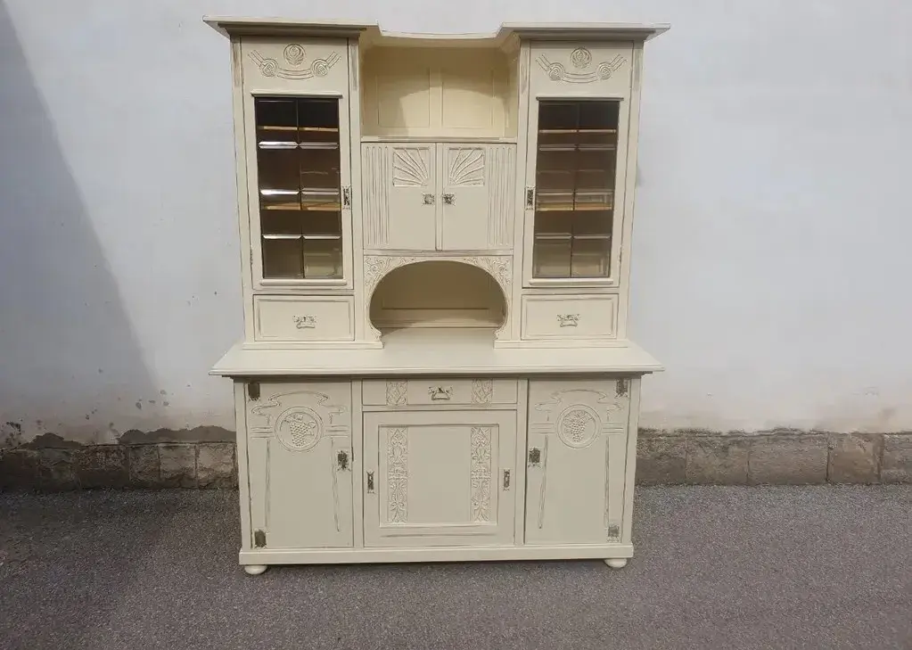 STAROŽITNÁ KREDENC PO CELKOVÉ RENOVACI