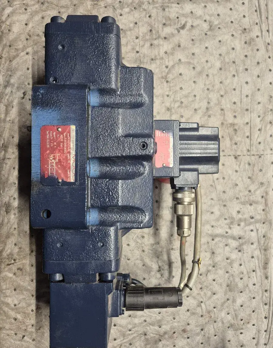 Servoventil MOOG D663Z4704B