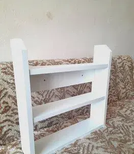 Dvě poličky.