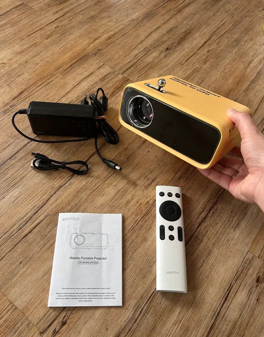 Žlutý přenosný projektor WANBO XS01 mini