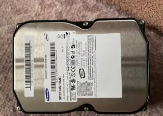 HDD různých značek a velikostí a dokovací šuplíky