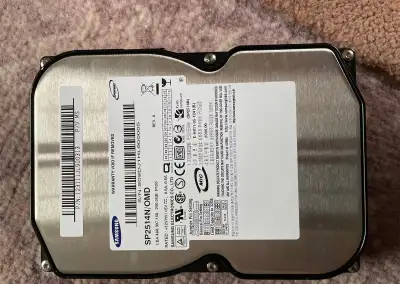 HDD různých značek a velikostí a dokovací šuplíky
