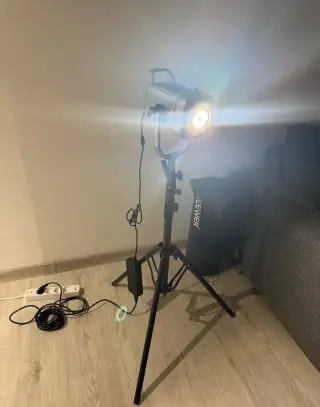 profesionální LED světlo GVM PR150D včetně stativu.