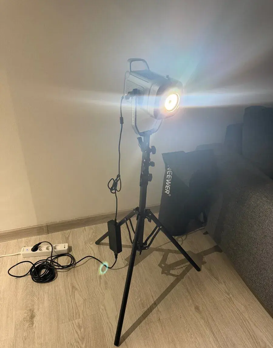 profesionální LED světlo GVM PR150D včetně stativu.
