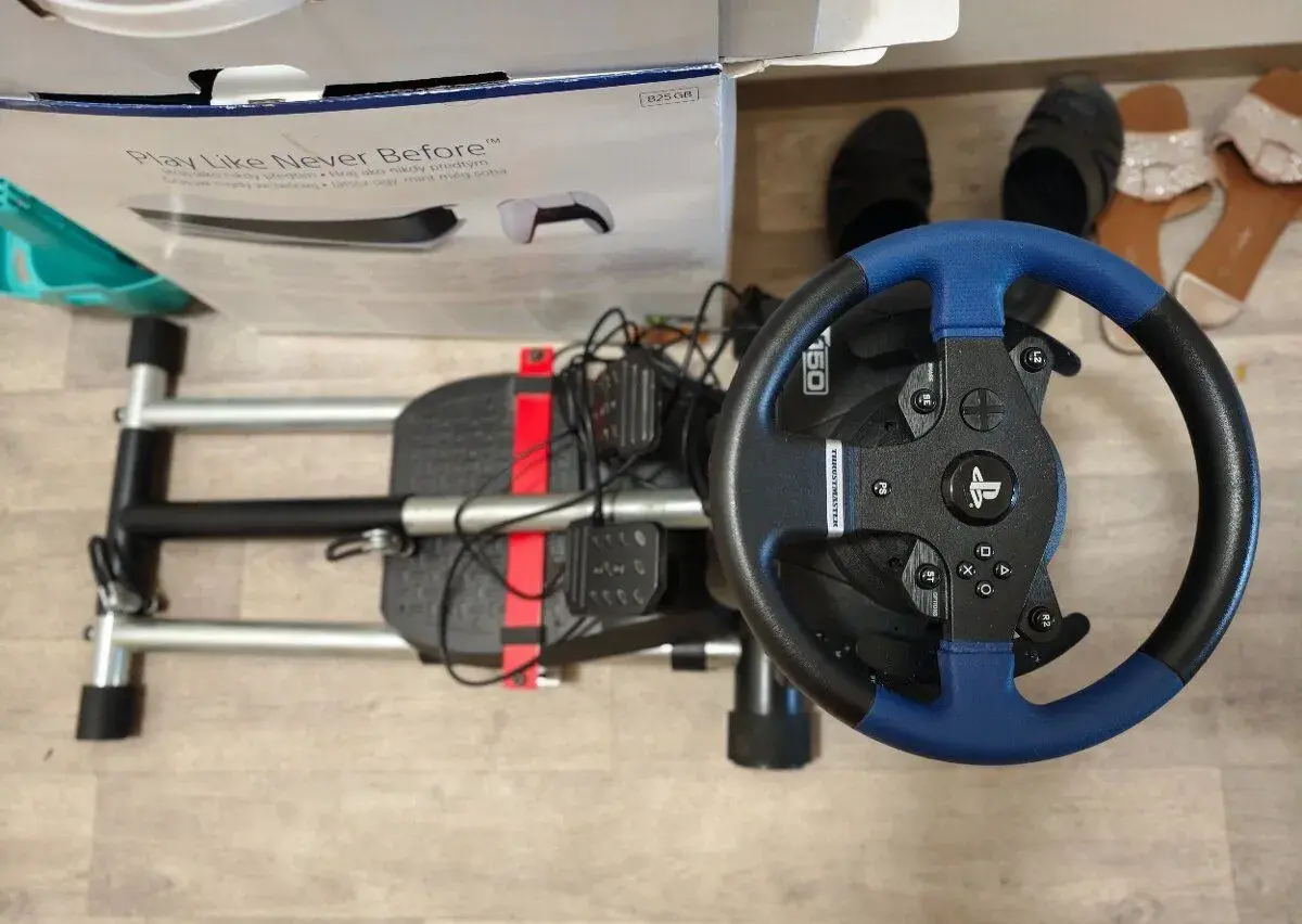 Thrustmaster T150 Force Feedback + pedály a stojan