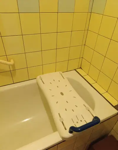 Sedačka na vanu s madlem