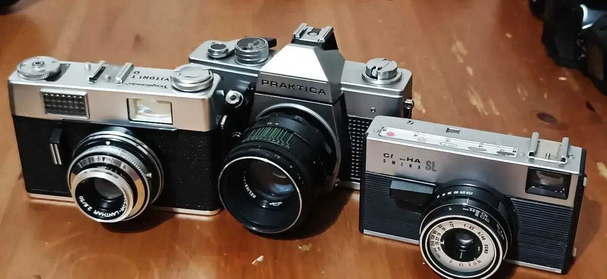 Hist. fotoaparáty do sbírky - VOIGTLANDER, PRAKTICA, SMENA