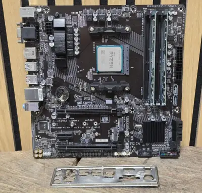 SET - GIGABYTE GA-AB350M-DASH + R3 2200G + 8GB RAM