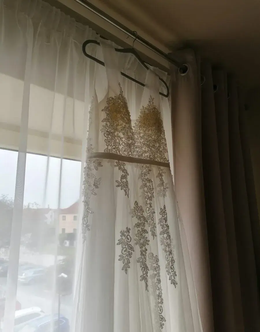 Svatební šaty, šperky a boty ze svatby