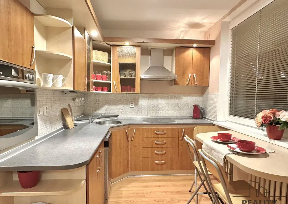 Pronájem světlého zařízeného bytu 3+1, 73 m² s lodžií, výhl