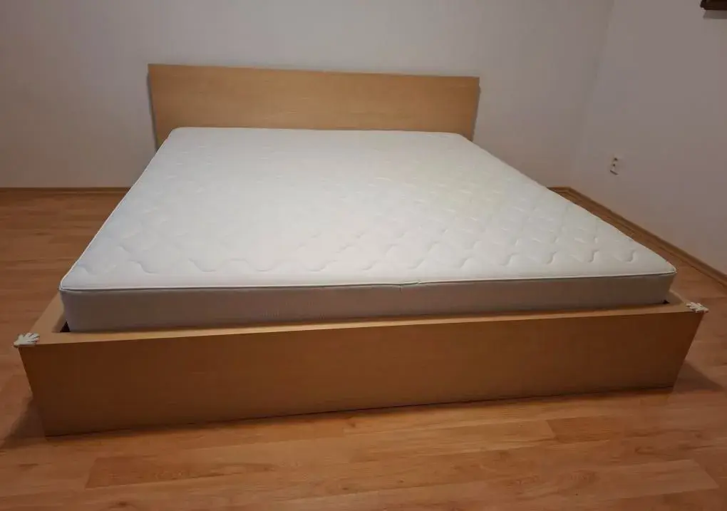 Manželská postel s matrací 180x200 Ikea