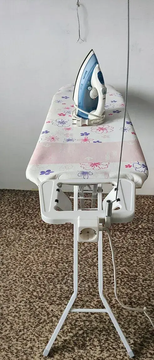 Stabilní žehlicí prkno s el. zásuvkou + napařovací žehlička