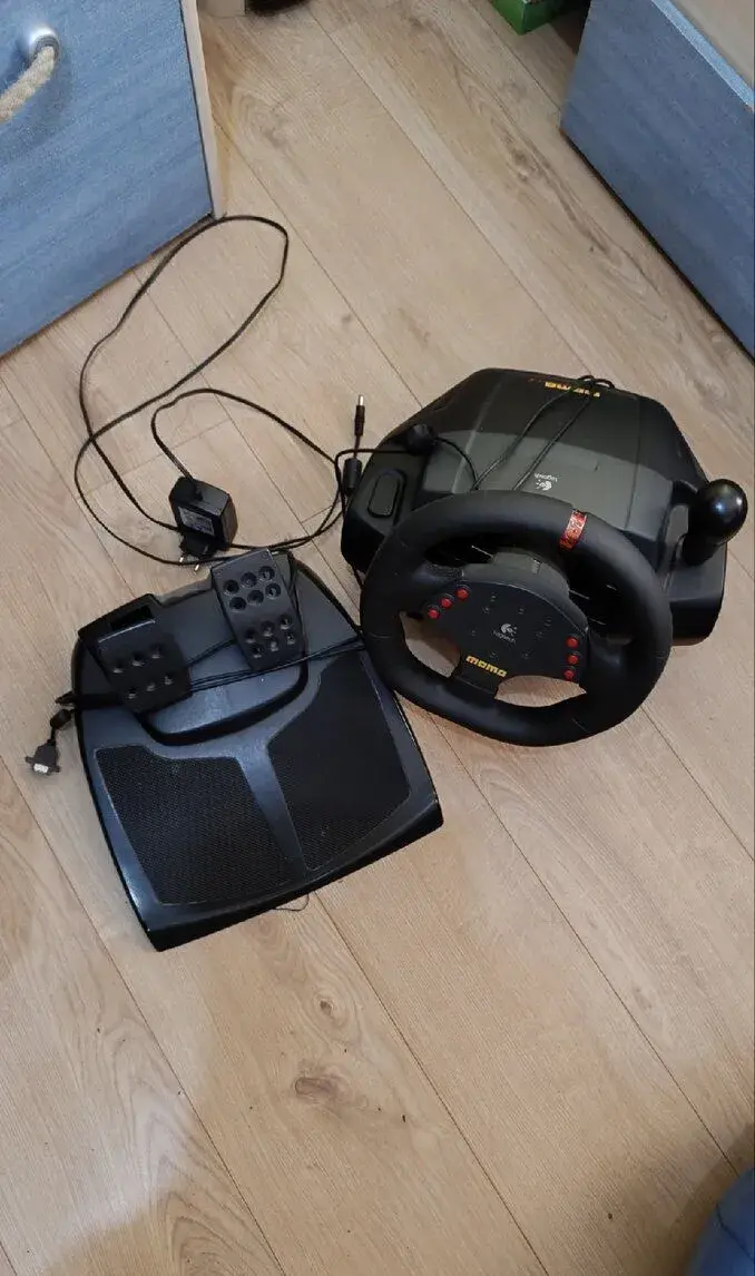 Volant Logitech MOMO racing