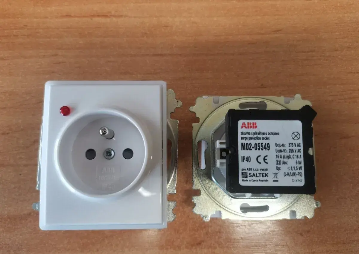 ABB Element zásuvka s přepěťovou ochranou