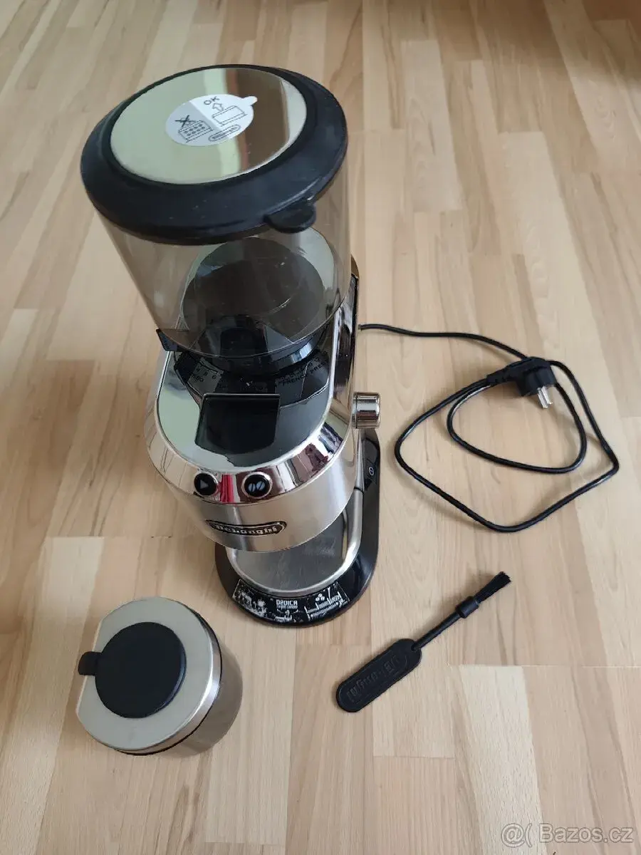 Mlýnek na kávu Delonghi KG521.M
