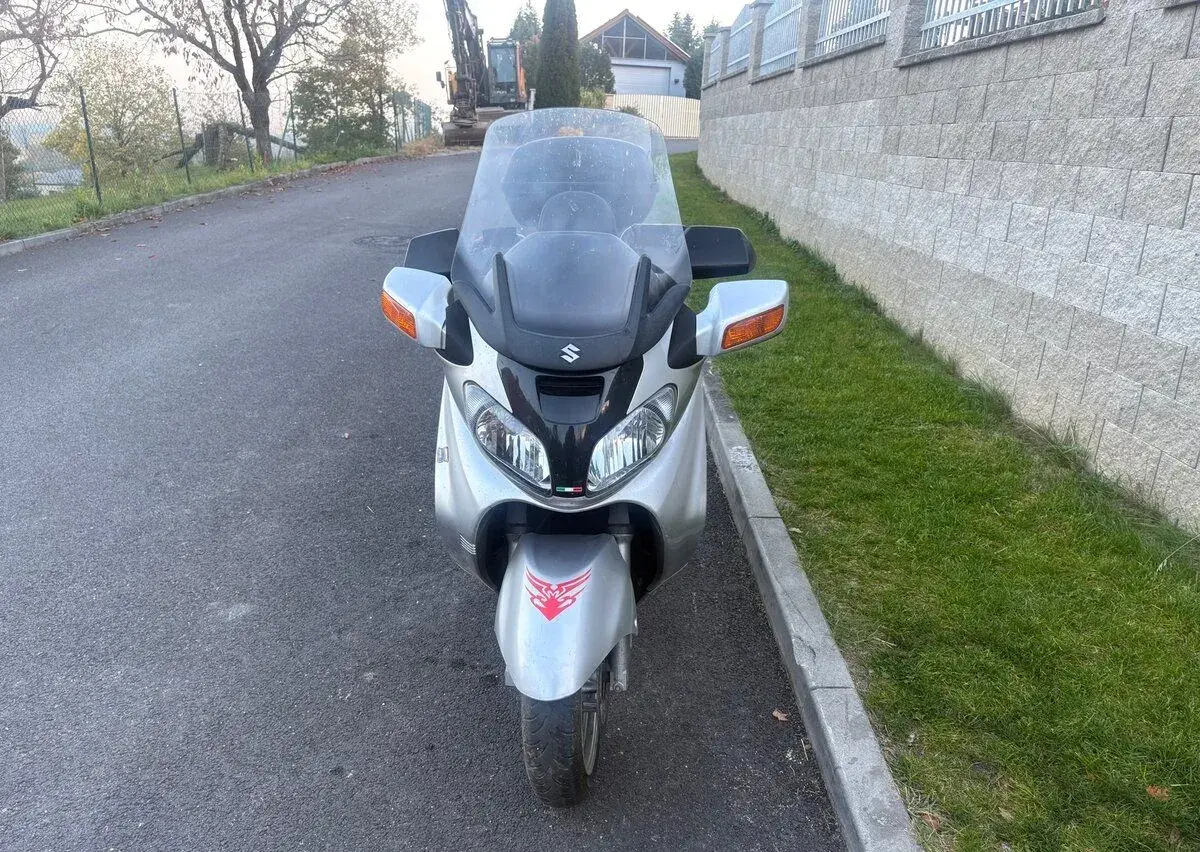 Suzuki Burgman 650 2004 krásný stav