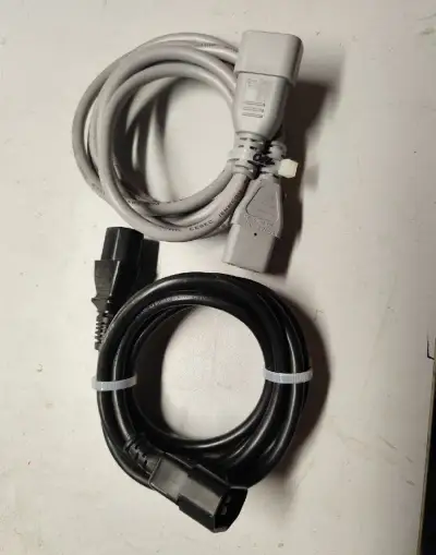 Prodlužovací napájecí kabel k PC / UPS (IEC C13/C14)