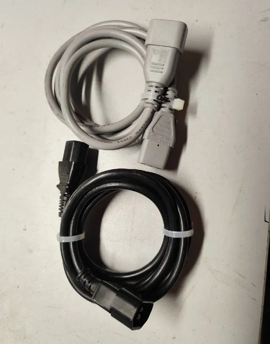 Prodlužovací napájecí kabel k PC / UPS (IEC C13/C14)