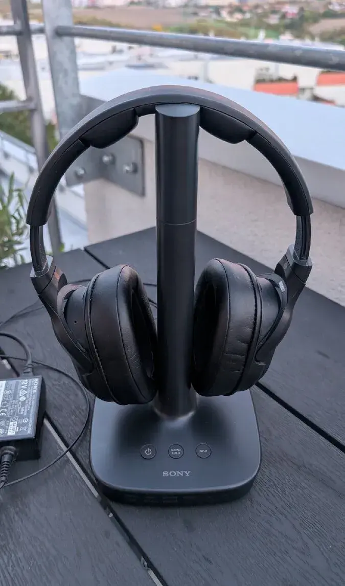 Sony WH-L600 – bezdrátová sluchátka 7.1 s nabíjecí stanicí