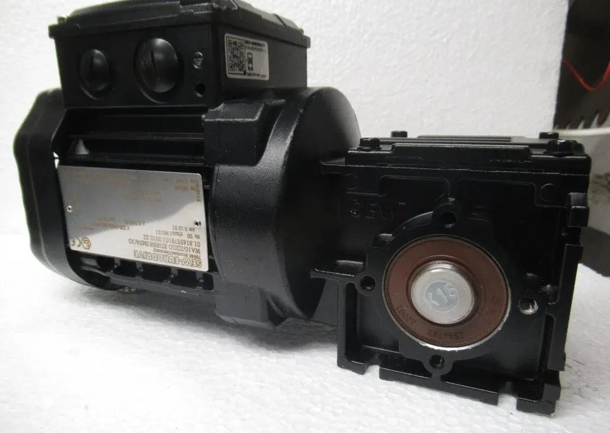 SEW-NOVÁ úhlová elektropřevodovka 400V.0,12kw.otáčky 23min.
